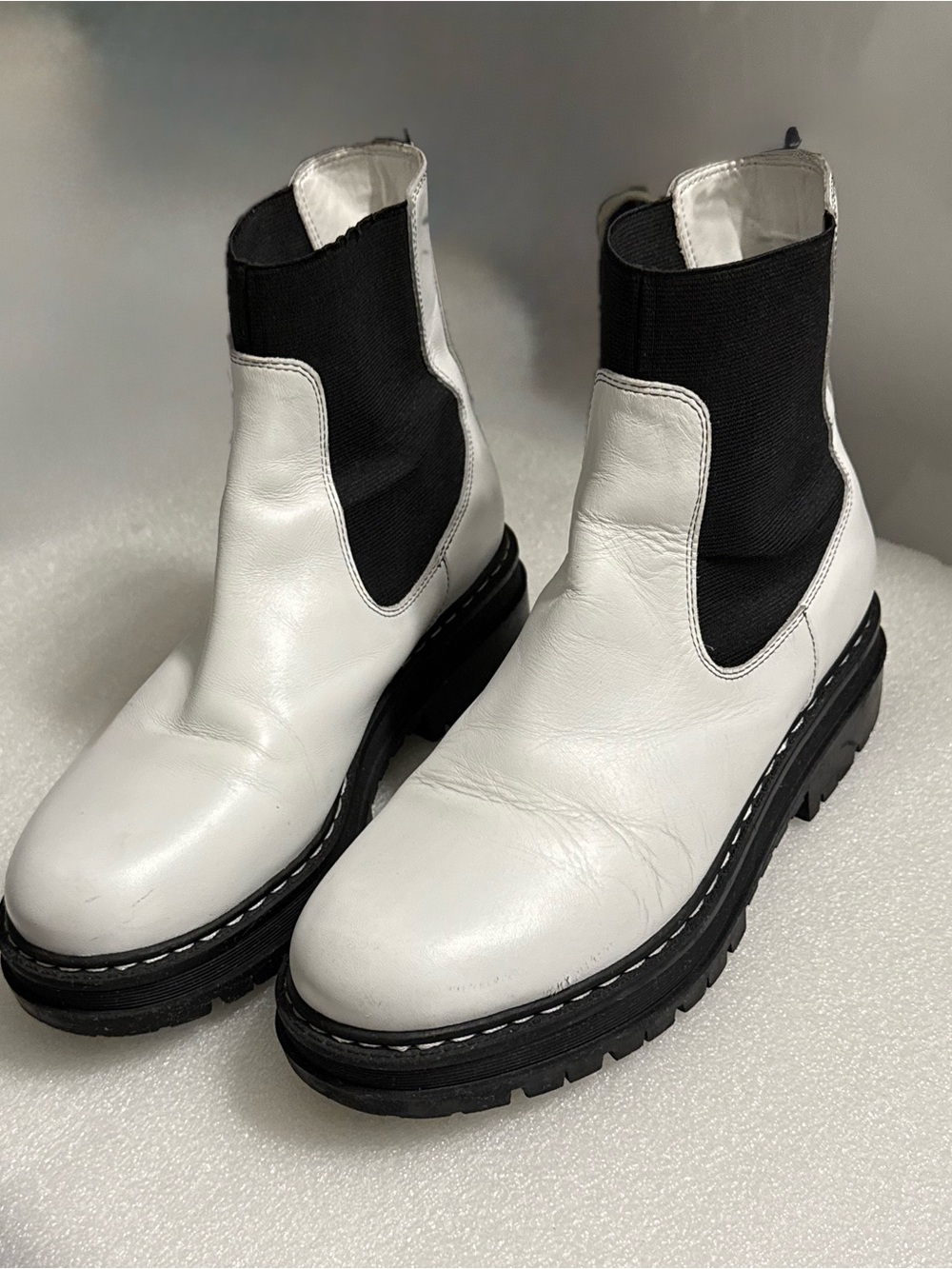 Marc Fisher LTD Patrick White Leather Chelsea Lug Sole Boots 90s Grunge Size 8.5